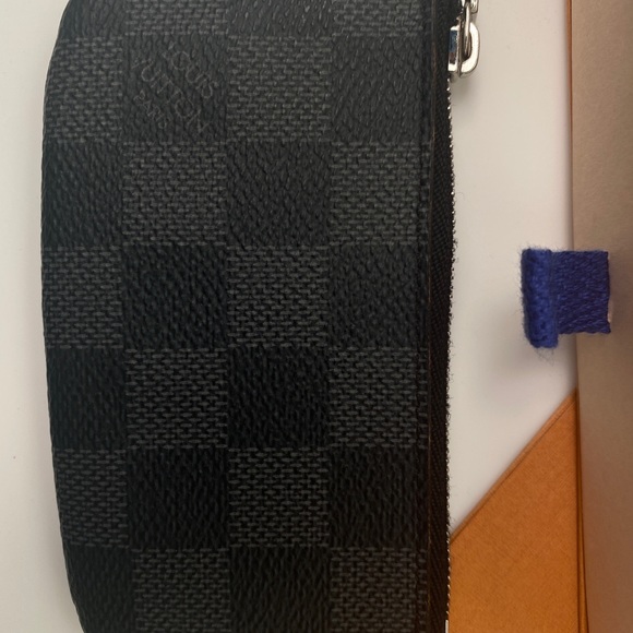 LOUIS VUITON KEY POUCH - Picture 2 of 2